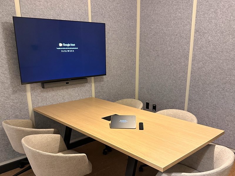 Six-seat huddle room with a wall-mounted display